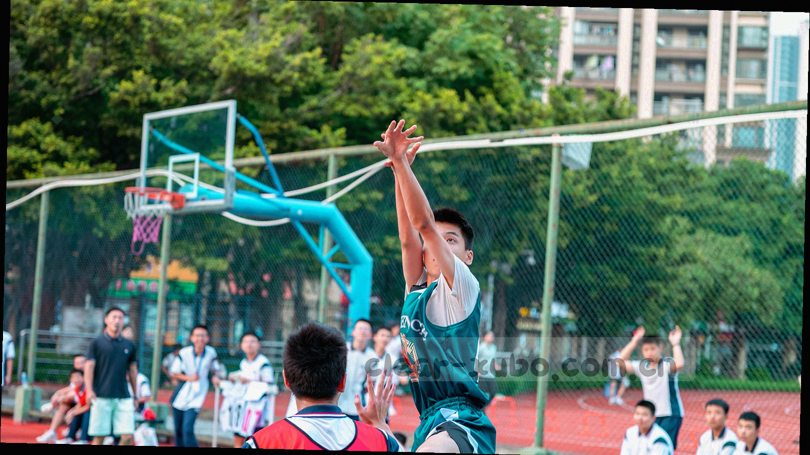 左侧七项电脑端导航条与右侧五项导航条并排对照，资料库和下载入口用暖橙光带高亮