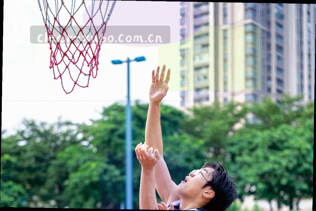 无人的工作台，屏幕、便签与版本标签层叠摆放，呈现资料整理与版本标注的工作氛围